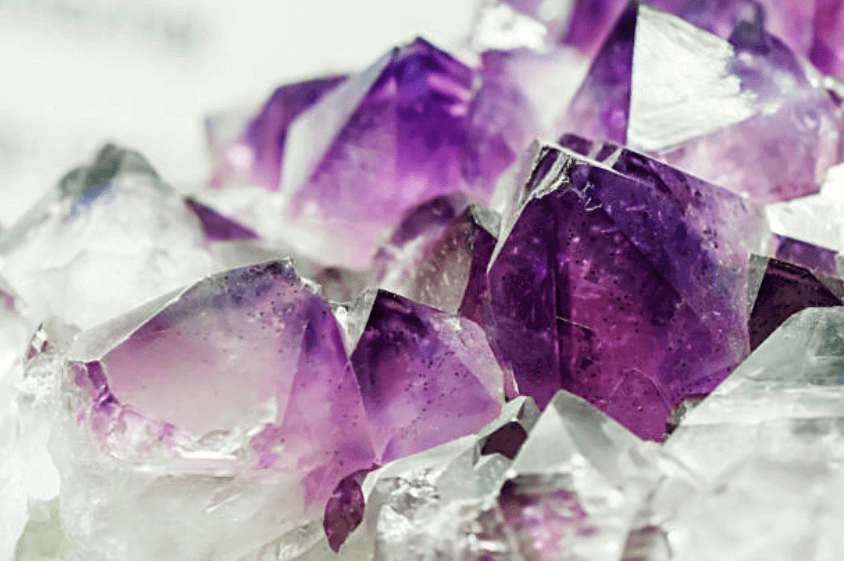 Read more about the article HOW DO CRYSTALS WORK?